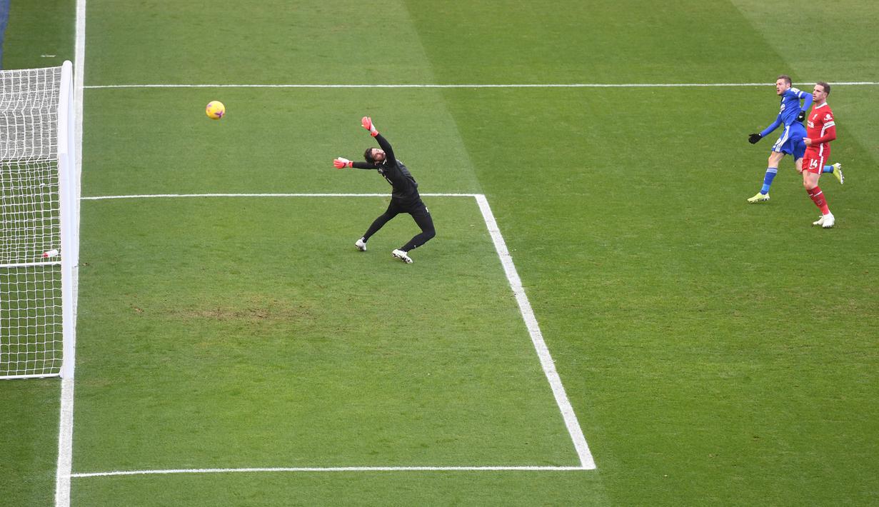 Pada babak pertama James Vardy beberapa kali mengancam gawang Liverpool, namun tendangan kerasnya masih mengenai tiang gawang.  (Foto: AFP/Pool/Michael Regan)