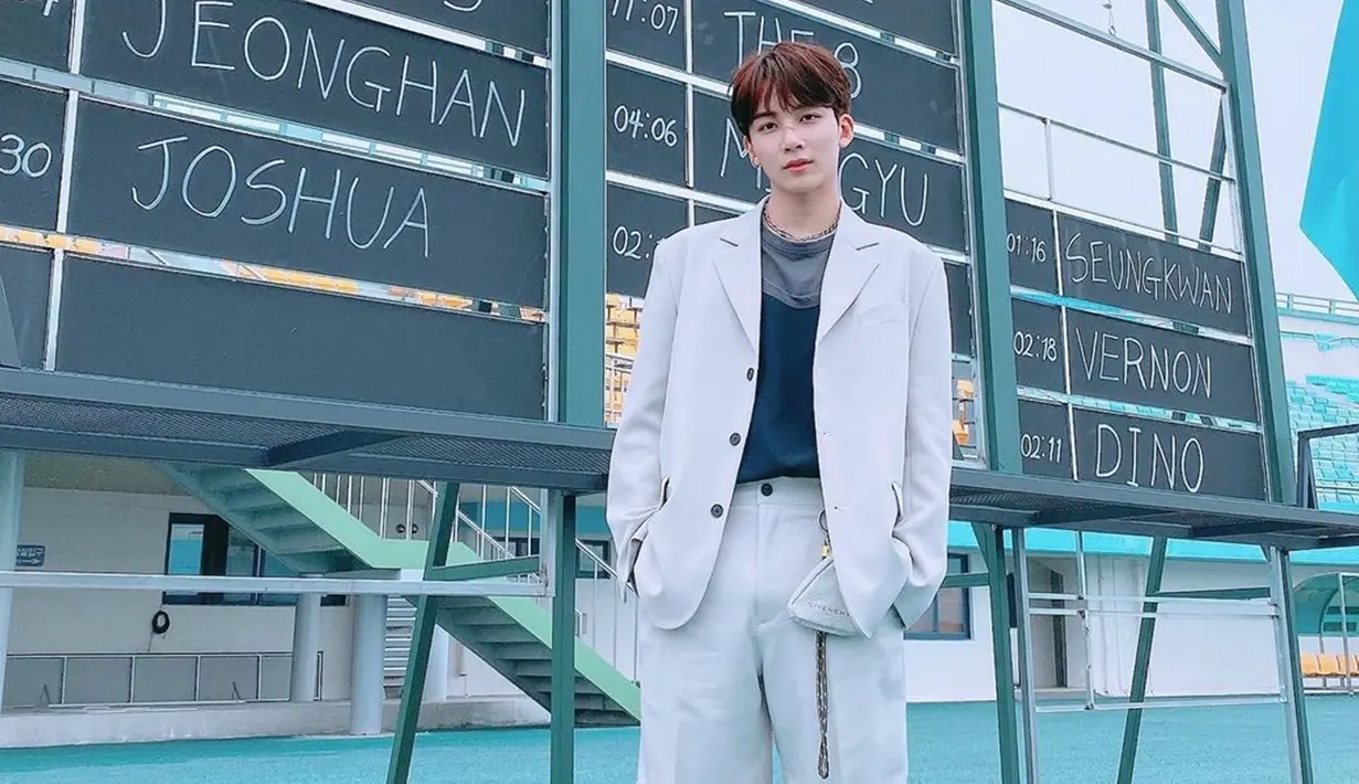 Masih dengan model undercut, penampilan Jeonghan dengan rambut warna cokelatnya ini juga mencuri perhatian netizen. Bahkan penampilannya banjir pujian dari penggemar. (Liputan6.com/IG/@jeonghaniyoo_n)