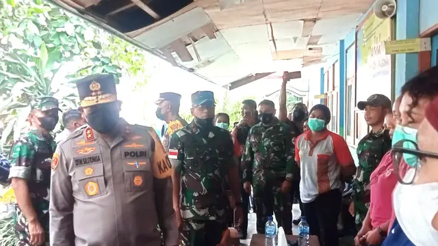 Kapolda NTT Irjen Pol. Daniel Tahi Monang Silitonga saat disambut Penjabat Bupati Flores Timur, Doris Rihi (Liputan6.com/Ola Keda)