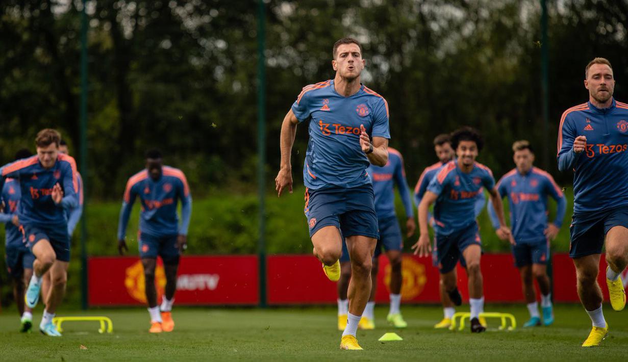 Manchester United terus bekerja keras beradaptasi dengan gaya bermain yang diinginkan Erik ten Hag. Itu sangat menuntut kekuatan fisik dan kebugaran dari para pemain, tetapi mereka menikmatinya. (Twitter/@ManUtd)