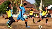Dinan Yahdian Javier (biru) saat mengikuti tarkam di Wonogiri bersama Sahrul Kurniawan (kuning) (Bola.com/Vincentius Sawarno)