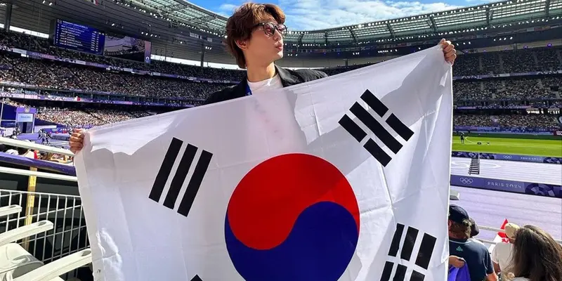 Potret Minho SHINee Nonton Olimpiade Paris 2024, Support Timnas Korea Selatan