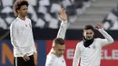 Gelandang Jerman, Leroy Sane dan Ilkay Gundogan, saat melakukan sesi latihan jelang laga persahabatan di Berlin, Jerman, Selasa, (27/3/2018). Jerman akan berhadapan dengan Brasil. (AP/Michael Sohn)