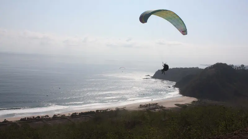 Melayang Menikmati Pantai Modangan di Malang yang Eksotis