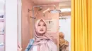 Liburan ke Korea Selatan, pemain 'Kuntilanak' ini memilih fashion berwarna nude simple namun tetap elegan. Ia juga nambahkan aksesoris tas PVC clear bag yang tengah populer di kalangan ulzzang. Cocok banget untuk mama muda yang ingin tetap tampil hits.(Liputan6.com/IG/@chafrederica)