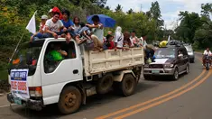 Sejumlah mobil membawa warga Marawi yang menyelamatkan diri dari pertempuran antara pasukan pemerintah dengan kelompok Maute, Filipina, Senin (29/5). Bendera putih dipasang agar mereka tidak diserang oleh pasukan pemerintah. (AP Photo / Bullit Marquez)