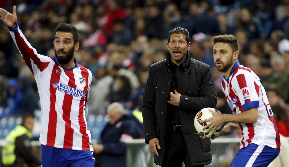 Pelatih Atletico Madrid Diego Simeone saat menginstruksikan pemain di Stadion Vicente Calderon, (8/4/2015).  ( REUTERS/Susana Vera)