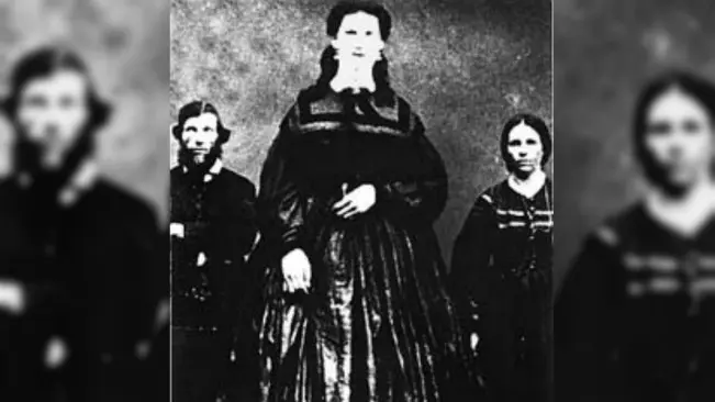 Anna Bates memiliki tinggi 2,4 meter. Putra ke-2 nya terlahir seberat 10 kilogram dengan panjang 71 centimeter, namun meninggal 11 jam kemudian. (Sumber Wikipedia untuk ranah publik)