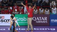 Pelatih timnas basket putra Indonesia, Fictor Gideon Roring memberi arahan saat melawan Korea pada babak penyisihan Grup A Basket Putra Asian Games 2018 di Jakarta, Selasa (14/8). Indonesia kalah 65-104. (Liputan6.com/Helmi Fithriansyah)