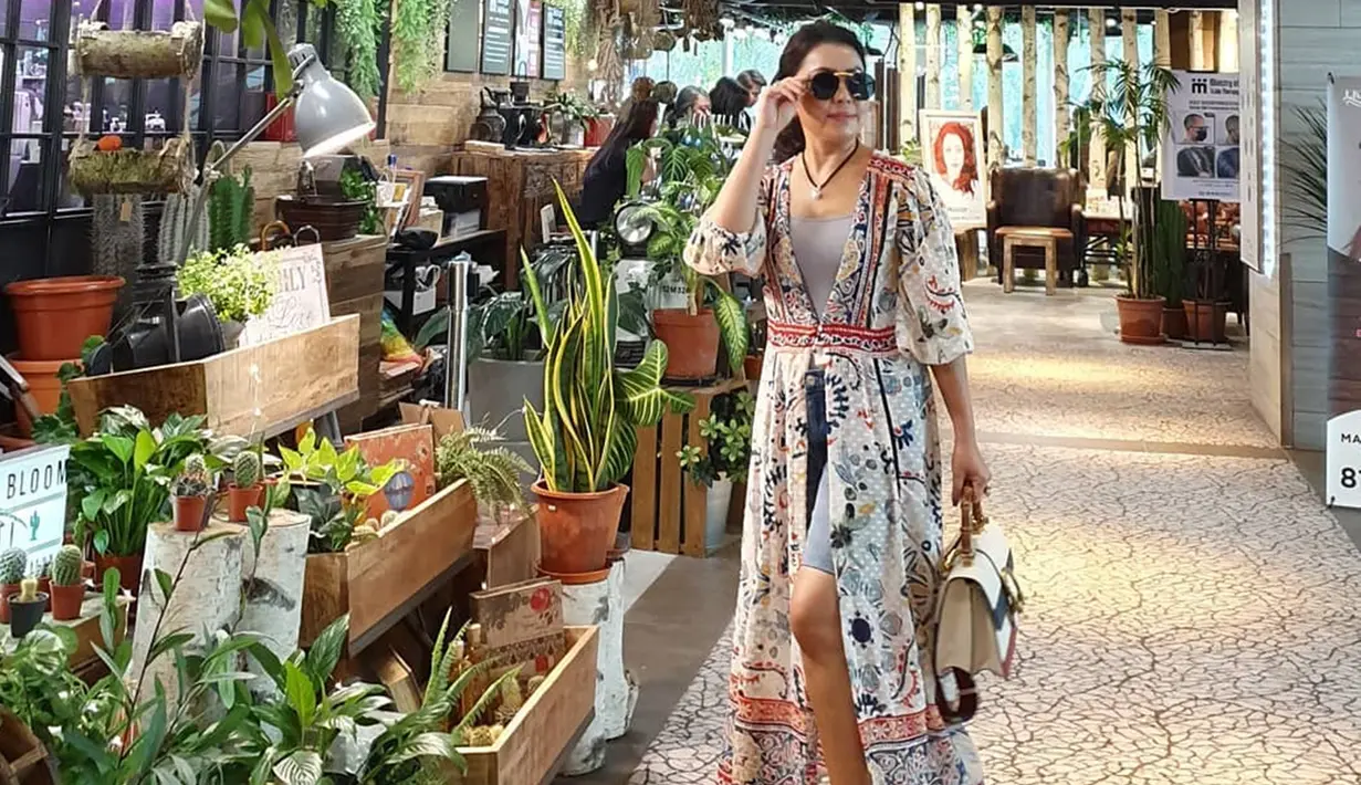 Outer bermotif yang kenakan Mayangsari ini membuat penampilannya terlihat menawan. Ia juga memadukan penampilan batiknya dengan tas mewah. (Liputan6.com/IG/@mayangsaritrihatmodjoreal)