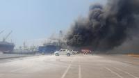 Upaya pemadaman kebakaran Kapal Ferry Mutiara Berkah. Foto (Liputan6.com / Yandhi Deslatama)