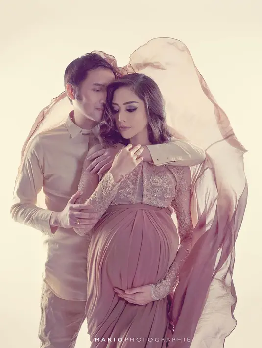 Kini Ririn sudah hamil tua, oleh karena itu ia pun tak lupa untuk mengabadikan momen itu melalui foto maternity. Saat pemotretan, ia terlihat cantik menawan. (Foto: instagram.com/mariophotographie)