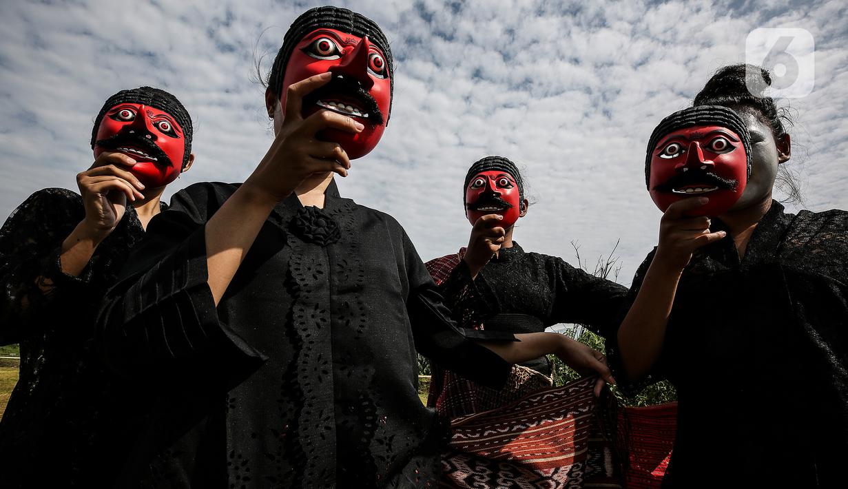 Penari menggelar tarian dan fashion show berlatar alam di Grand Smesco Hills Cisarua, Bogor, Minggu (11/4/2021). Tari yang akan ditampilkan adalah Tari Topeng Jigrik Ndat dari Betawi, Tari Legong Mesatya dari Bali, Tari Papua, Tari Bajidor Kahot dan Tari Kipas Pakarena (Liputan6.com/JohanTallo)