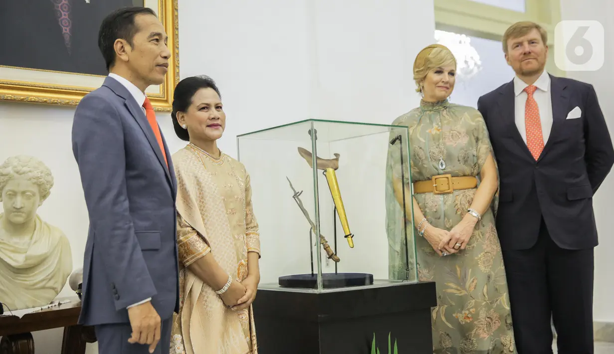 Presiden Joko Widodo didampingi Ibu Negara Iriana dan Raja Belanda Willem Alexander didampingi Ratu Maxima Zorreguieta Cerruti berpose di dekat keris milik Pahlawan Nasional Pangeran Diponegoro yang dikembalikan saat pertemuan di Istana Bogor, Selasa (10/3/2020). (Liputan6.com/Faizal Fanani)
