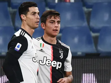 Penyerang Juventus, Paulo Dybala (kanan) berselebrasi dengan Cristiano Ronaldo usai mencetak gol ke gawang Sampdoria pada pertandingan lanjutan Liga Serie A Italia di stadion Luigi-Ferraris di Genoa (18/12/2019). Juventus menang tipis 2-1 atas Sampdoria. (AFP/Marco Bertorello)