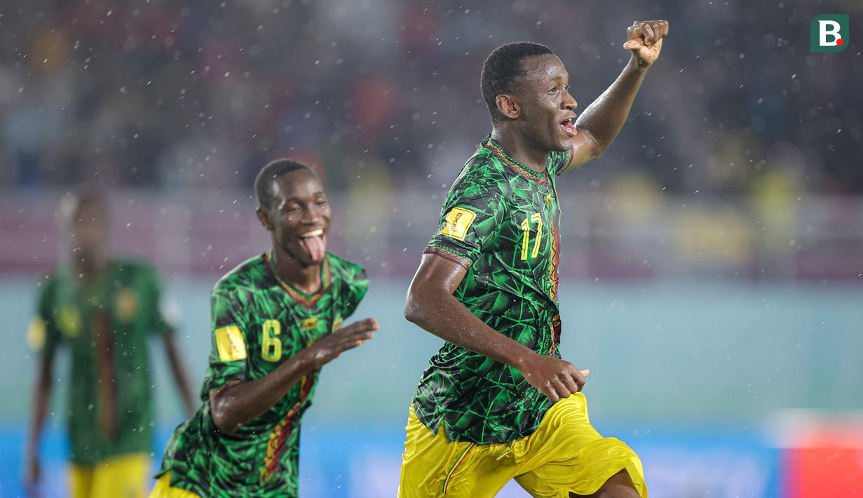 <p>Selebrasi pemain Timnas Mali U-17, Mamadou Doumbia setelah mencetak gol kedua ke gawang Timnas Argentina U-17 pada laga perebutan tempat ketiga Piala Dunia U-17 2023 di Stadion Manahan, Solo, Jumat (1/12/2023). (Bola.com/Bagaskara Lazuardi)</p>