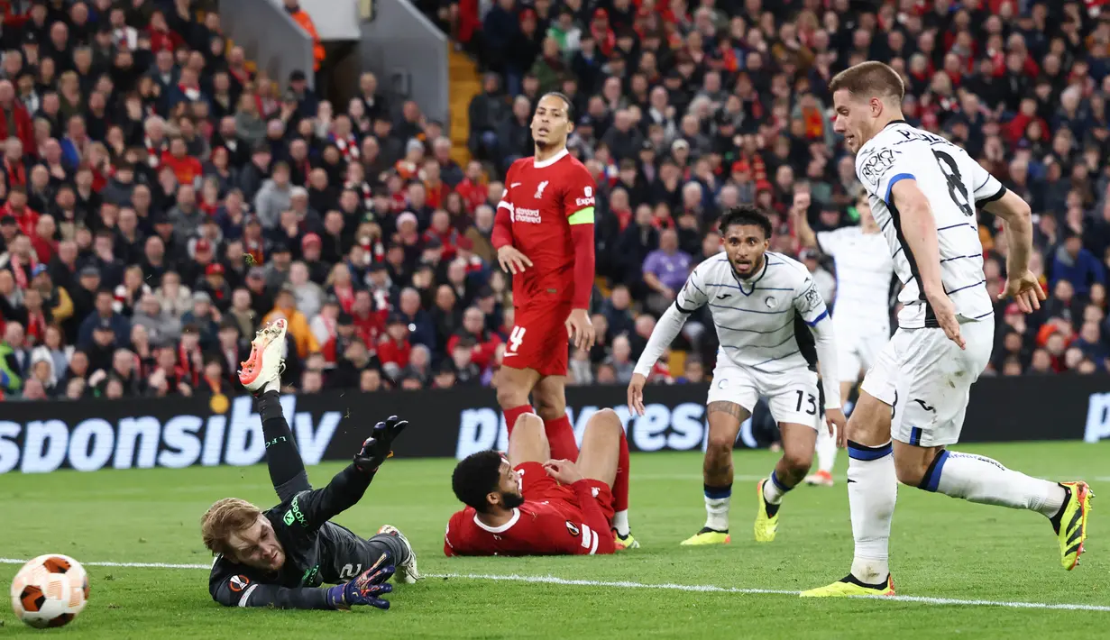Pemain Atalanta, Mario Pasalic, mencetak gol ke gawang Liverpool pada leg pertama perempat final Liga Europa 2023/2024 di Anfield; Jumat (12/04/2024). Gol-gol Atalanta dicetak oleh Gianluca Scamacca dan Mario Pasalic. Scamacca jadi bintang laga ini dengan sumbangan dua golnya. (AFP/Darren Staples)