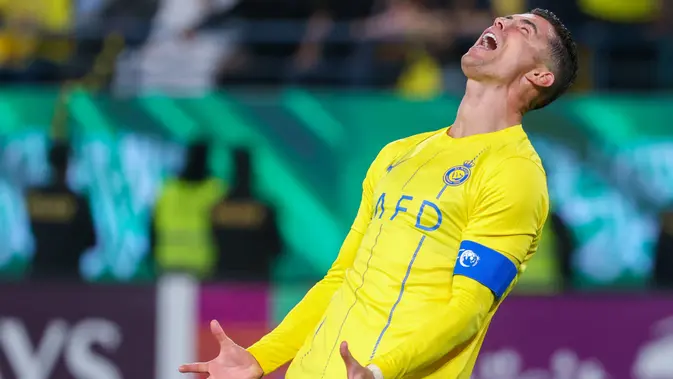 Pemain Al-Nassr, Cristiano Ronaldo, tampak kecewa saat ditaklukkan Al-Ain di Liga Champions Asia 2023/2024 di Al-Awal Park Stadium, Selasa (12/3/2024). (AFP/Fayez Nureldine)