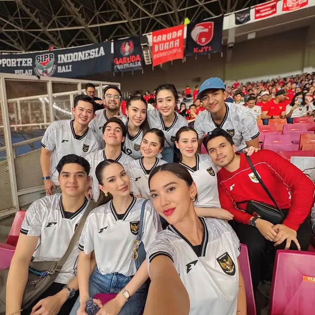 6 Potret Dindra Nashriyah Pernah Dijodohkan dengan Al Ghazali, Nonton Timnas Bareng Alyssa