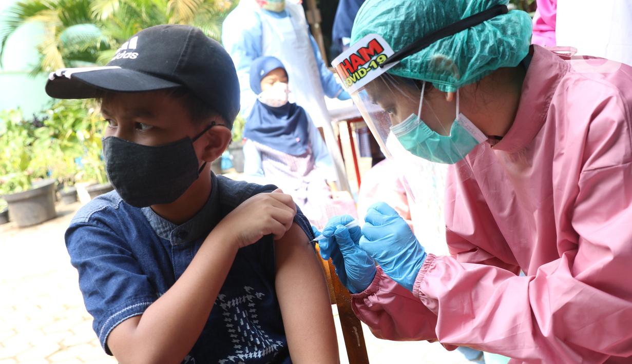 Petugas kesehatan menyuntikkan imunisasi kepaad siswa Sekolah Dasar di SDN Tangerang 1, Kota Tangerang, Kamis (19/11/2020). Pemberian imunisasi untuk memberikan perlindungan kepada anak-anak usia SD serta meningkat daya tahan tubuh serta mencegah berbagai penyakit. (Liputan6.com/Angga Yuniar)