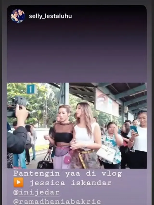 7 Potret Nia Ramadhani dan Jessica Iskandar Naik KRL, Jadi Sorotan