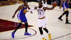 Pemain Cleveland Cavaliers, LeBron James (23) berusaha mengontrol bola dari kawalan pemain Golden State Warriors, Kevin Durant (35) saat bertanding pada gim keempat Final NBA 2017 di Quicken Loans Arena, Ohio (9/6). (Gregory Shamus/Getty Images/AFP)