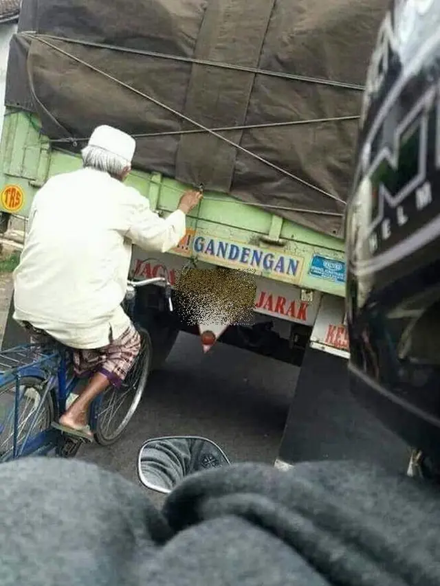 6 Tingkah Absurd Bapak-Bapak yang di Luar Nalar, Bikin Geregetan