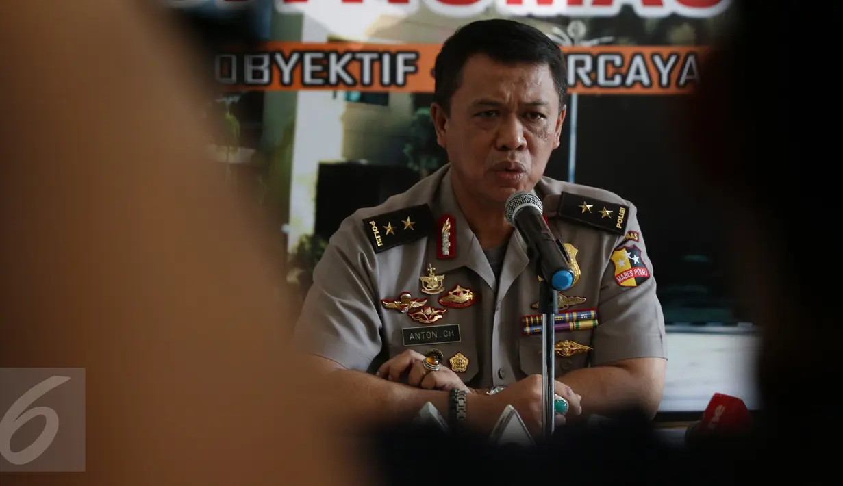 Kadiv Humas Mabes Polri Irjen Pol Anton Charliyan memberikan keterangan pers, Jakarta, Jumat (4/9/2015). 71 pejabat Polri termasuk Kabareskrim Komjen Budi Waseso dan Kepala BNN Komjen Anang Iskandar mengalami mutasi jabatan.(Liputan6.com/Herman Zakharia)