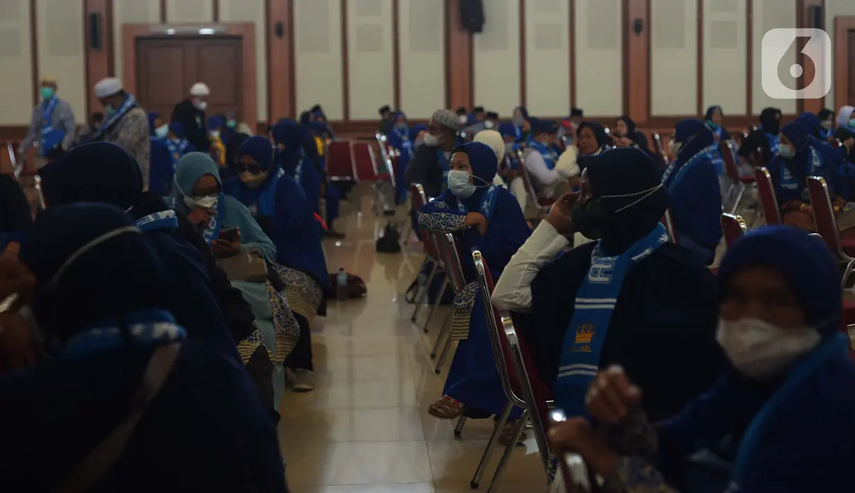 Antrean jemaah umrah yang menunggu giliran untuk tes swab menjelang keberangkatan di Asrama Haji Pondok Gede, Jakarta, Selasa (11/1/2022). Hingga saat ini kurang lebih 1.000 jemaah telah diberangkatkan ke tanah suci Mekkah setelah dua tahun pandemi Covid-19. (merdeka.com/Imam Buhori)