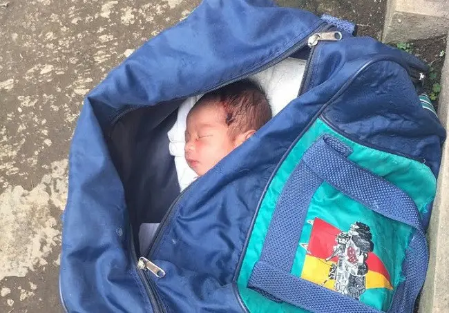 Awalnya, tas biru itu dikira berisi bom karena sang bayi tak berbaju tak terdengar menangis dan anteng tertidur. (Liputan6.com/Dewi Divianta)