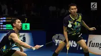 Ganda Putra Indonesia, M Rian Ardianto/Fajar Alfian menahan serangan Mathias Boe/Crasten Mogensen (Denmark) di Semifinal Indonesia Open 2017 di Jakarta, Sabtu (17/6). Rian Ardianto/Fajar Alfian kalah 17-21, 21-18, 12-21. (Liputan6.com/Helmi Fithriansyah)