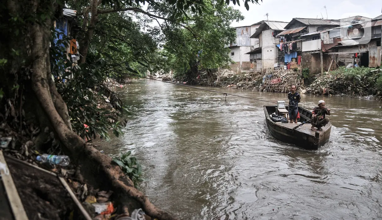 Warga bantaran saat menggunakan jasa perahu eretan untuk menyeberangi Kali Ciliwung, Jakarta, Selasa (31/1/2023). Diketahui, Pemprov DKI menganggarkan Rp 700 miliar untuk pembebasan lahan normalisasi Ciliwung menggunakan anggaran itu masuk Rancangan Peraturan Daerah tentang APBD DKI Tahun Anggaran 2023. (merdeka.com/Iqbal S Nugroho)