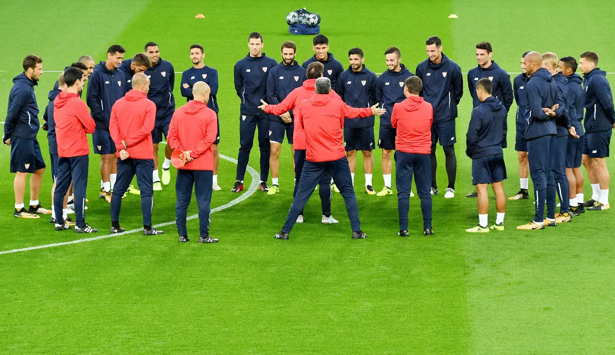 Para pemain Sevilla saat melakukan sesi latihan jelang laga Liga Champions di Stadion Anfield, Liverpool, Selasa (12/9/2017). Sevilla akan berhadapan dengan Liverpool. (AFP/Anthony Devlin)