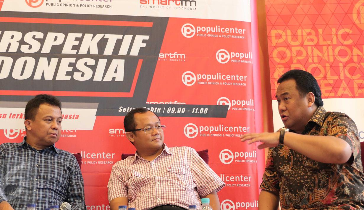 Chairman Panasonic Rachmat Gobel, Anggota DPR Muh. Sarmuji dan moderator Ichan Loulembah (ka-ki) menggelar diskusi, Jakarta, (6/2). Diskusi membahas PHK dan Perekonomian yang mana banyak Investor asing hengkang dari Indonesia. (Liputan6.com/Angga Yuniar)