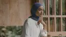 Masih dengan monokrom biru-putih, Ayudia memadukan kemeja lengan panjang berwarna putih dengan ankle pants berwarna biru dan hijab berwarna senada.