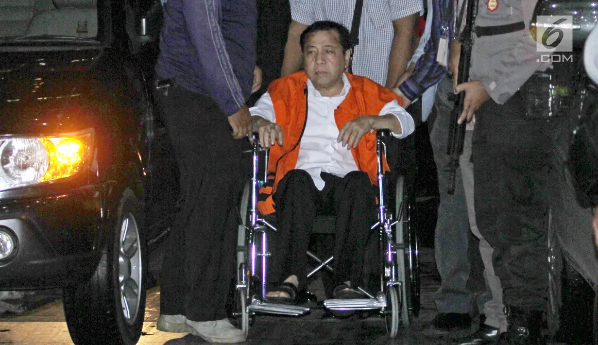 Tersangka korupsi e-KTP, Setya Novanto tiba di Gedung KPK dari Rumah Sakit Cipto Mangunkusumo (RSCM) menggunakan kursi roda pada, Minggu, (19/11). KPK resmi menahan tersangka Setya Novanto di Rutan KPK. (Liputan6.com/Herman Zakharia)