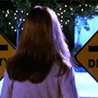 Kamu mungkin bisa selamat dari kejadian seram di film horor kalau saja setelah terjatuh kamu langsung bangkit dan terus berlari.