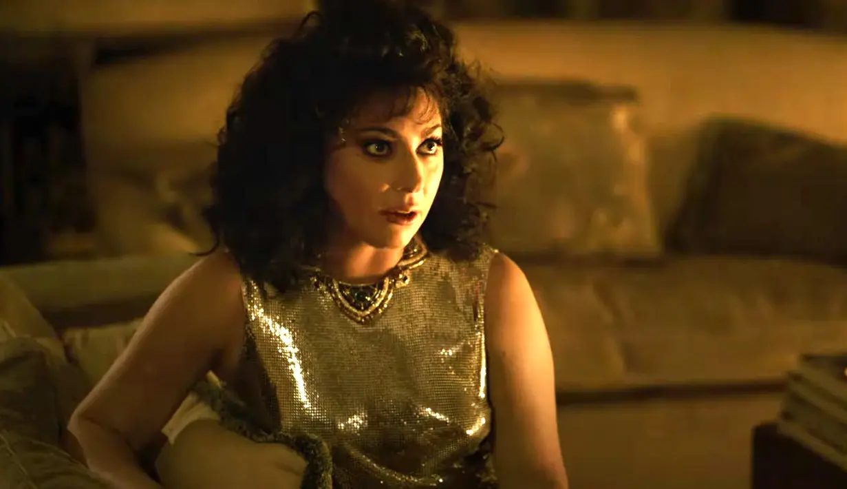 Baju dengan sentuhan gemerlap sequins juga jadi perhatian. membuat gayanya semakin glamor tak terbantahkan.