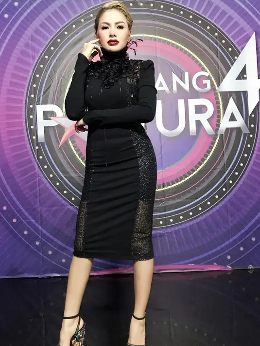 “Hukum sih, karena berurusan dengan hukum, selalu kan, jadi kayaknya hukum deh yang mau diambil,” tutur Nikita seperti yang dilansir dari Liputan6.com. (Instagram/nikitamirzanimawardi_17)