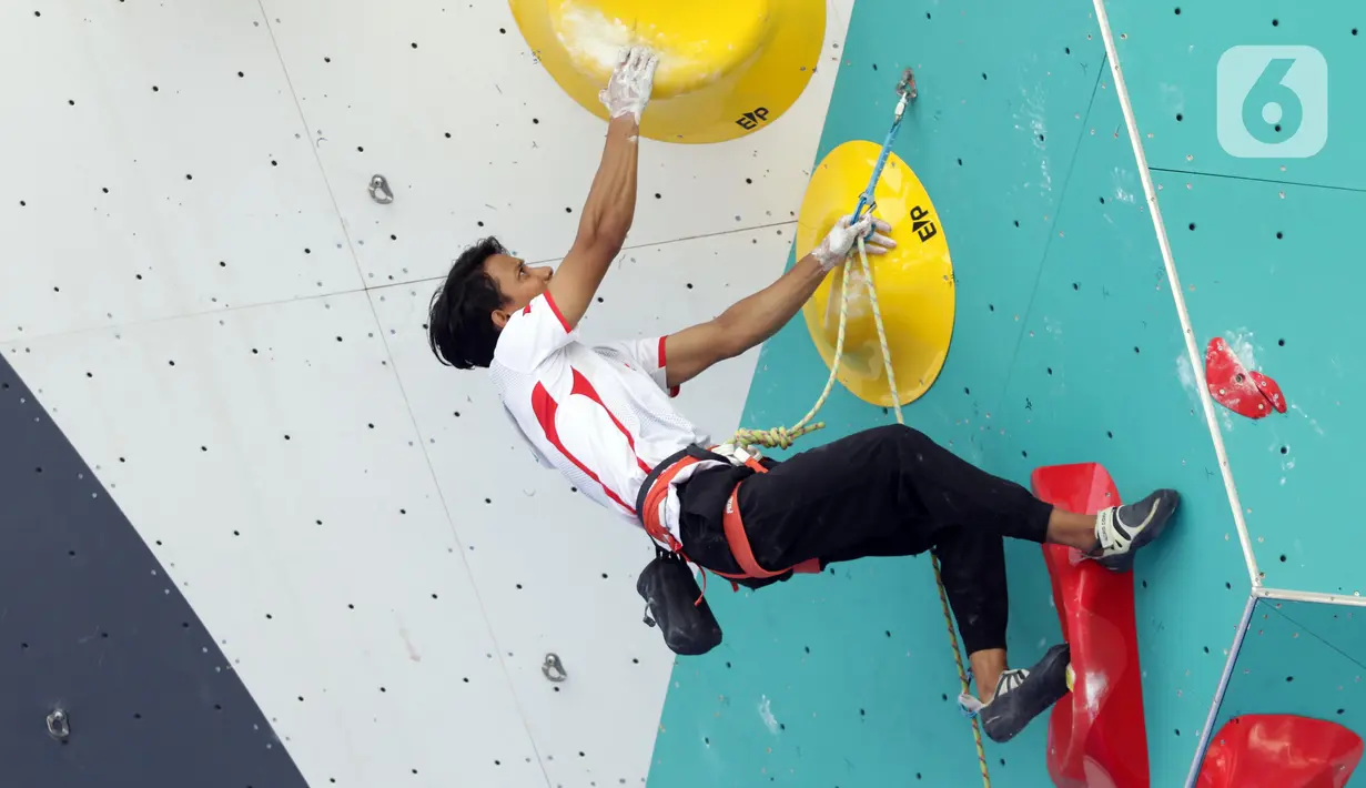 Atlet panjat tebing putra Indonesia, Ravianto Ramadhan saat beraksi di babak semifinal kategori lead Kejuaraan Dunia Panjat Tebing 2022 seri Jakarta, Senin (26/9/2022). Ravianto menorehkan poin 31+, sayangnya capaian itu masih belum cukup untuk mengantar lolos ke babak final. (Liputan6.com/Helmi Fithriansyah)