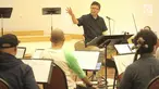 Konduktor Avip Priatna memimpin latihan Jakarta Concert Orchestra (JCO) di Balai Resital Kertanegara, Jakarta, Rabu (28/11). JCO bersiap mengadakan konser Beat It-A Tribute To Michael Jackson. (Fimela.com/Bambang Purnama)