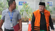 Anggota DPRD Lampung Tengah nonaktif Rusliyanto dikawal petugas akan menjalani pemeriksaan lanjutan di gedung KPK, Jakarta, Selasa (21/08).(merdeka.com/Dwi Narwoko)