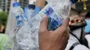 Warga membawa botol bekas untuk ditukarkan dengan hadiah di stan ENVIRUN selama hari bebas kendaraan atau car free day (CFD) di Jakarta, Minggu (8/4). (Merdeka.com/Iqbal Nugroho)
