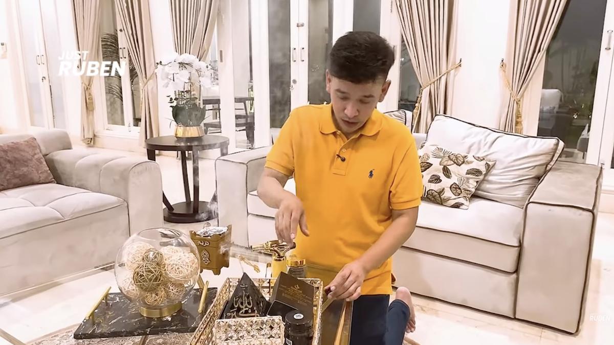 6 Potret Ruang Tamu Rumah Ruben Onsu yang Terhubung dengan Ruang Makan