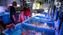 Warga melihat koleksi ikan hias yang dijual pedagang di Sentra Ikan Hias di Jalan Sumenep, Menteng, Jakarta, Sabtu (18/7/2020). Menurut para pedagang, selama pandemi Covid-19 ini, dagangannya banyak diserbu warga untuk mengisi kegiatan di rumah. (Liputan6.com/Faizal Fanani)
