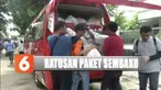 YPP SCTV-Indosiar memberikan ratusan paket sembako untuk korban banjir di Kampung Melayu, Jakarta Timur.