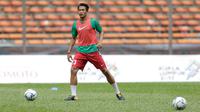 Kapten Timnas Indonesia, Hansamu Yama, melakukan latihan jelang laga melawan Kamboja  di Stadion Shah Alam, Selangor, Kamis, (24/8/2017). Indonesia akan menjalani laga penentuan melawan Kamboja. (Bola.com/Vitalis Yogi Trisna)