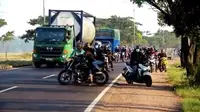 Penampakan pemudik saat menghindari upaya putar balik petugas di Pos Cek Poin Rawagatel Cirebon. Foto (istimewa)