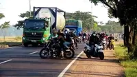 Penampakan pemudik saat menghindari upaya putar balik petugas di Pos Cek Poin Rawagatel Cirebon. Foto (istimewa)