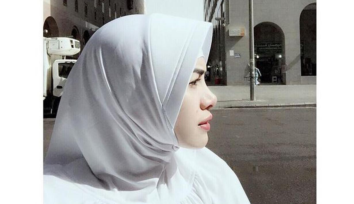 Nikita Mirzani tak melewatkan kesempatan untuk selfie. Aktris 29 tahu itu menutup semua aurat dengan busana hijab. (instagram.com/nikitamirzanimawardi)